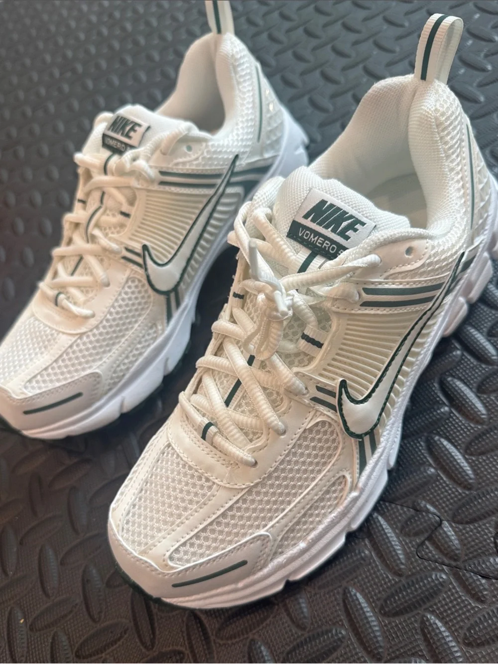 Nike Kid’s White and Dark Green Sneakers Trainers BRAND NEW